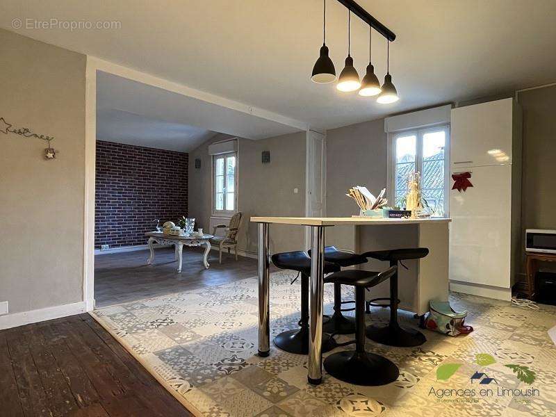 Appartement à SAINT-LEONARD-DE-NOBLAT