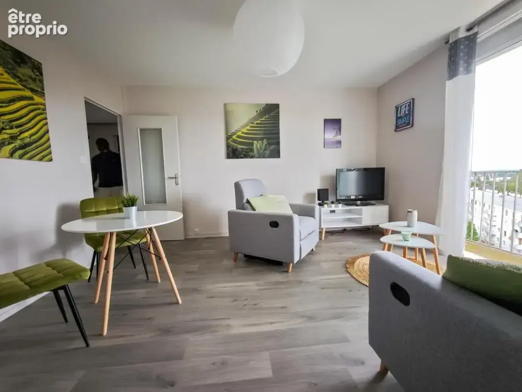 CHOLET – Appartement lumineux 2 chambres avec vue panoramique, balcon, cave et parking sécurisé - photo 8