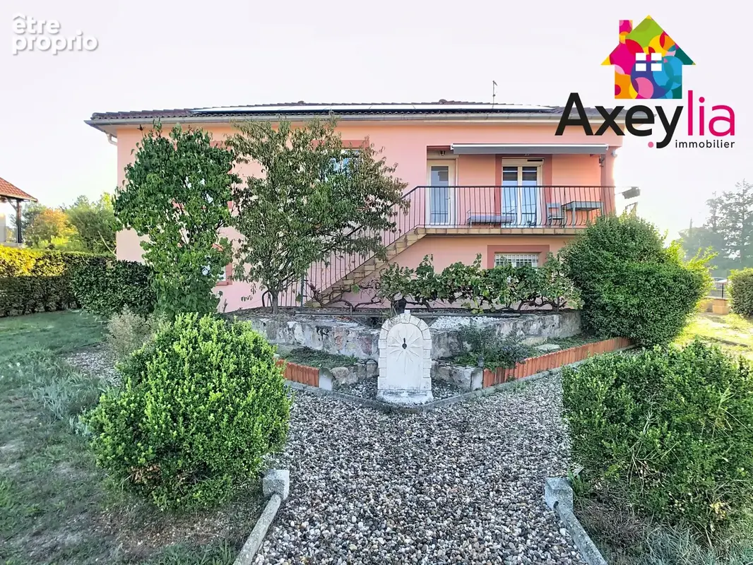 A vendre - riorges - maison 4 chambres, entièrement rénovée avec terrain - photo 1