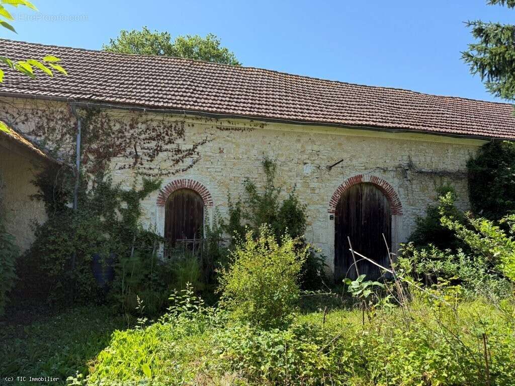 Maison à AIGRE