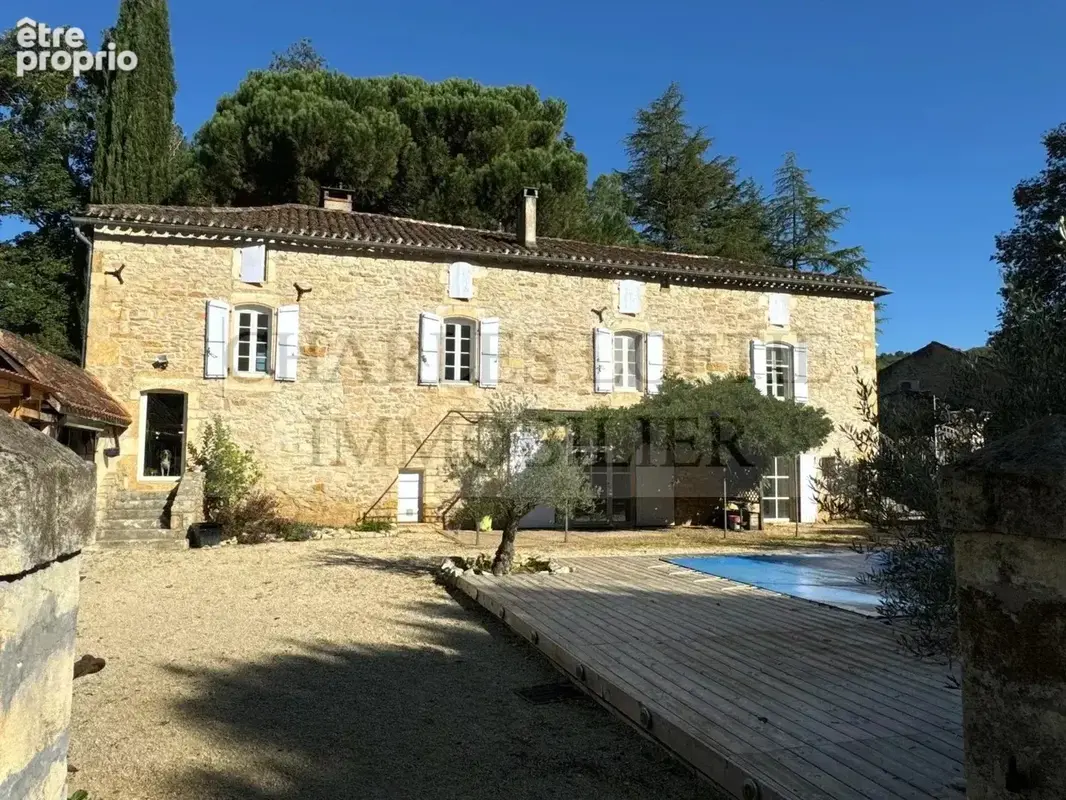 Superbe ensemble immobilier comprenant deux grandes maisons, deux piscines et dépendance sur un terrain de plus 8400 m², proche  - photo 3