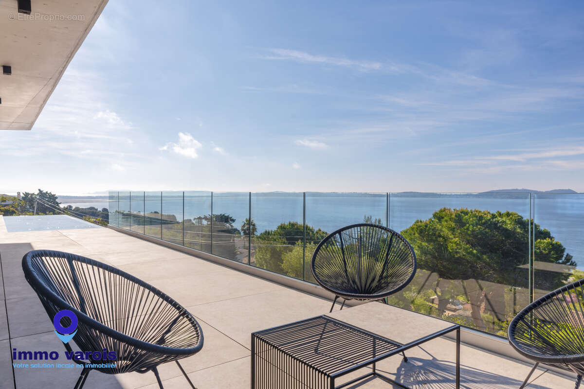 Carqueiranne vue mer panoramique, villa contemporaine 180 m2, 4 chambres, piscine chauffée, terrain 1 000 m2 - photo 11