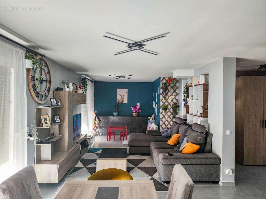 Maison à SAINT-CHAPTES