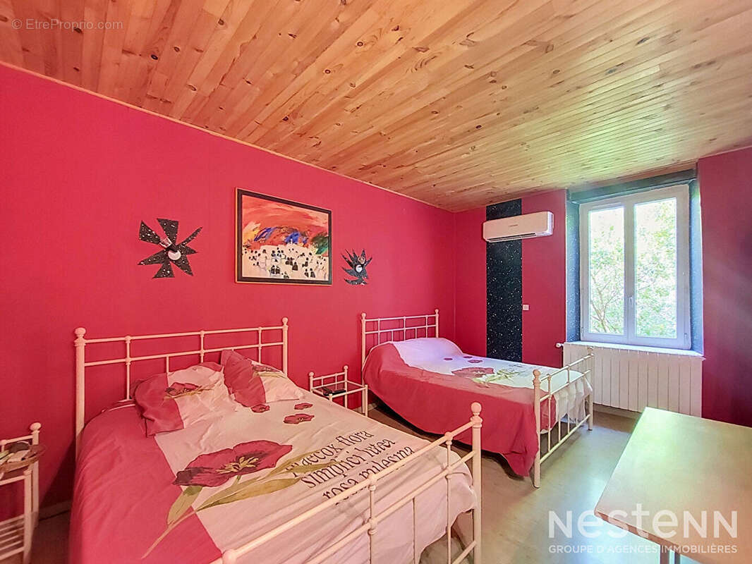 A Vendre Maison en pierre rénovée avec dépendances sur plus de 6 600 m² à Saint-Puy - photo 12