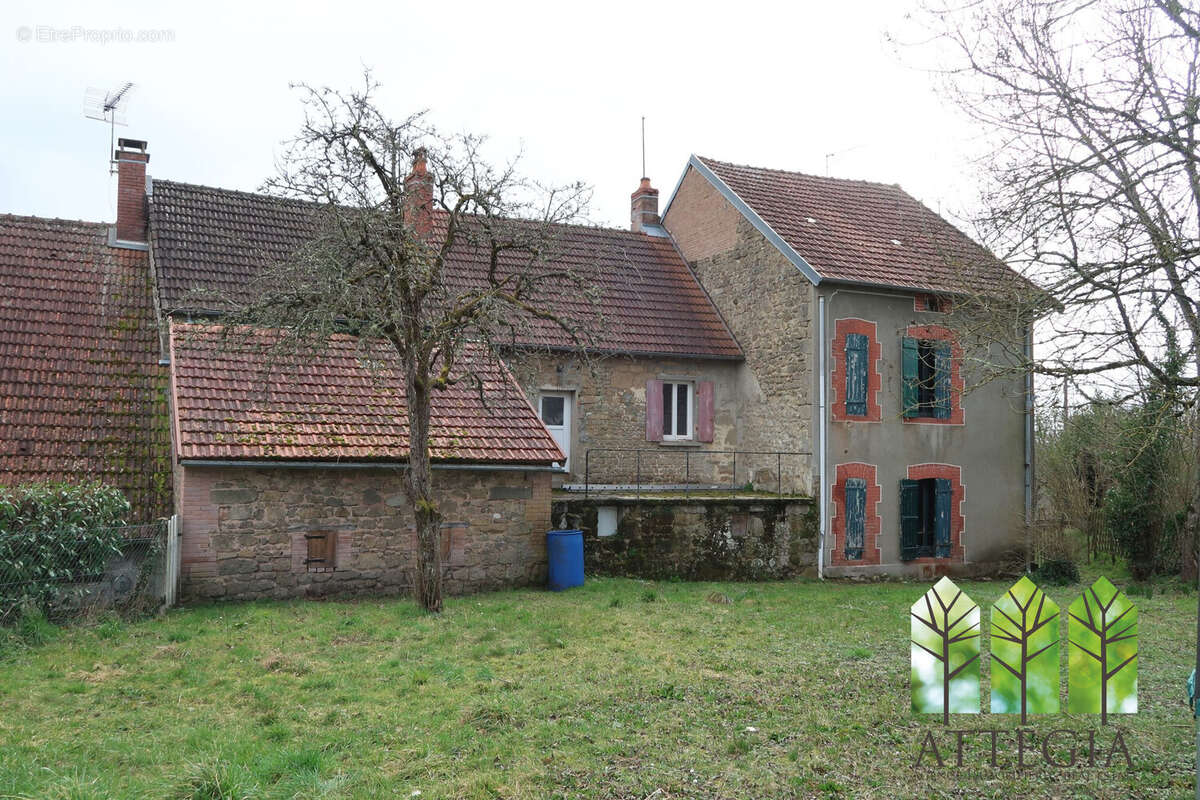 DERRIERE - Maison à SAINT-MARTIAL-LE-MONT