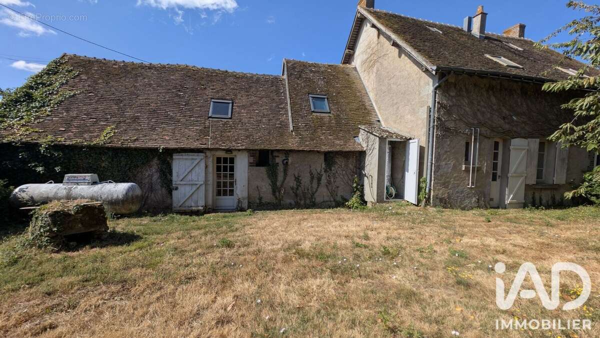 Maison 212 m² à Saint-Laurent-En-Gatines  - photo 3