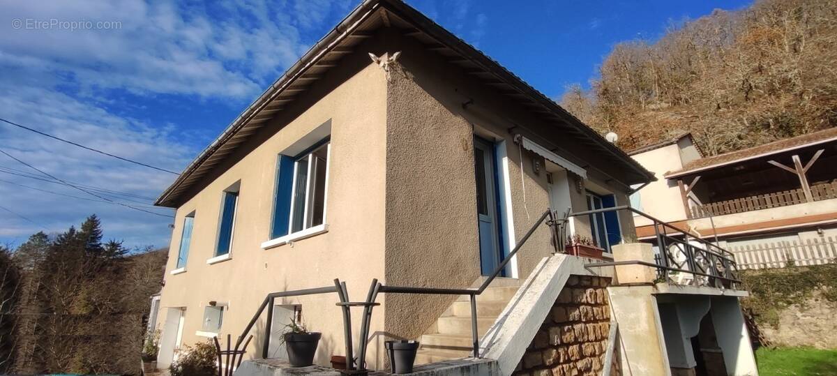 Maison à COUZE-ET-SAINT-FRONT