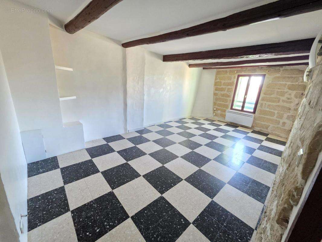 Appartement à MONTAREN-ET-SAINT-MEDIERS