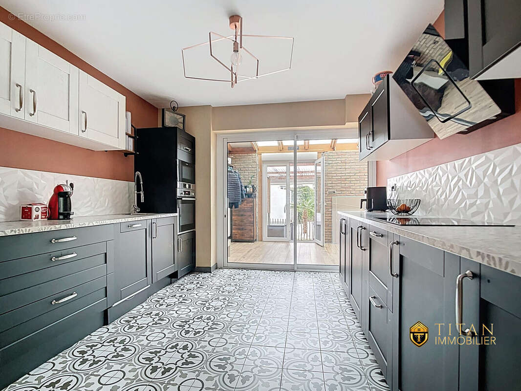 En Exclusivité : Maison semi-individuelle, 3 chambres, grand jardin avec terrasse, garage et places de stationnements. Titan immobilier - Maison à DUNKERQUE