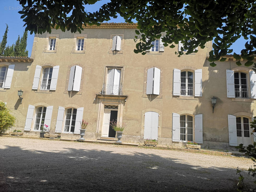 Maison à ENTRAIGUES-SUR-LA-SORGUE
