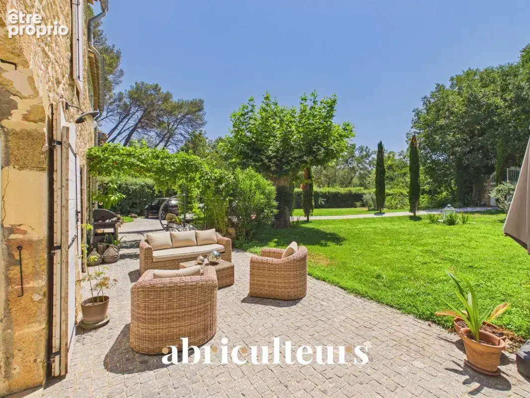 Mas provençal rénové de 249 m² avec dépendance en vente à Grans (13450) - photo 4