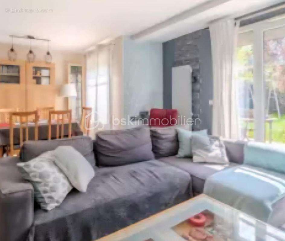 Maison familiale lumineuse avec jardin et garage dans une résidence sécurisée - photo 2