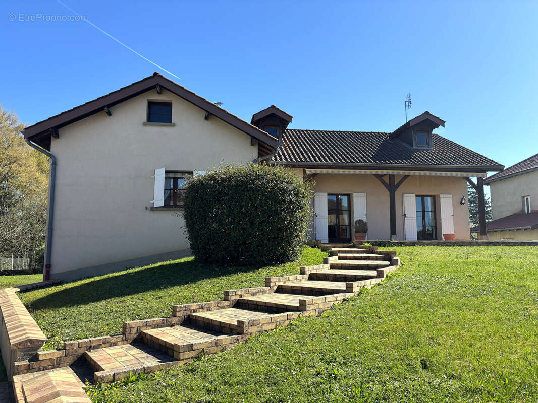 Maison à BAGE-LE-CHATEL