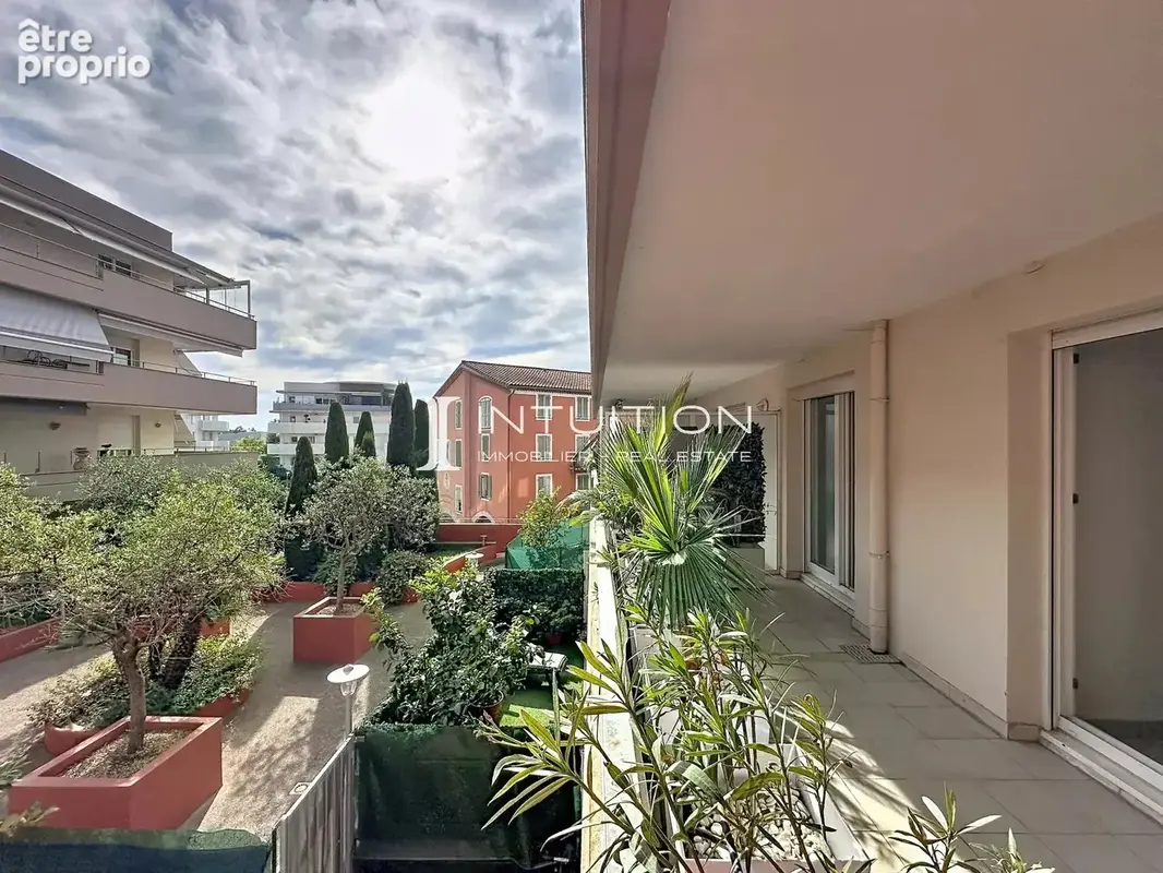 MANDELIEU - Centre Ville : trois pièces avec grande terrasse, jardin et annexes - photo 5
