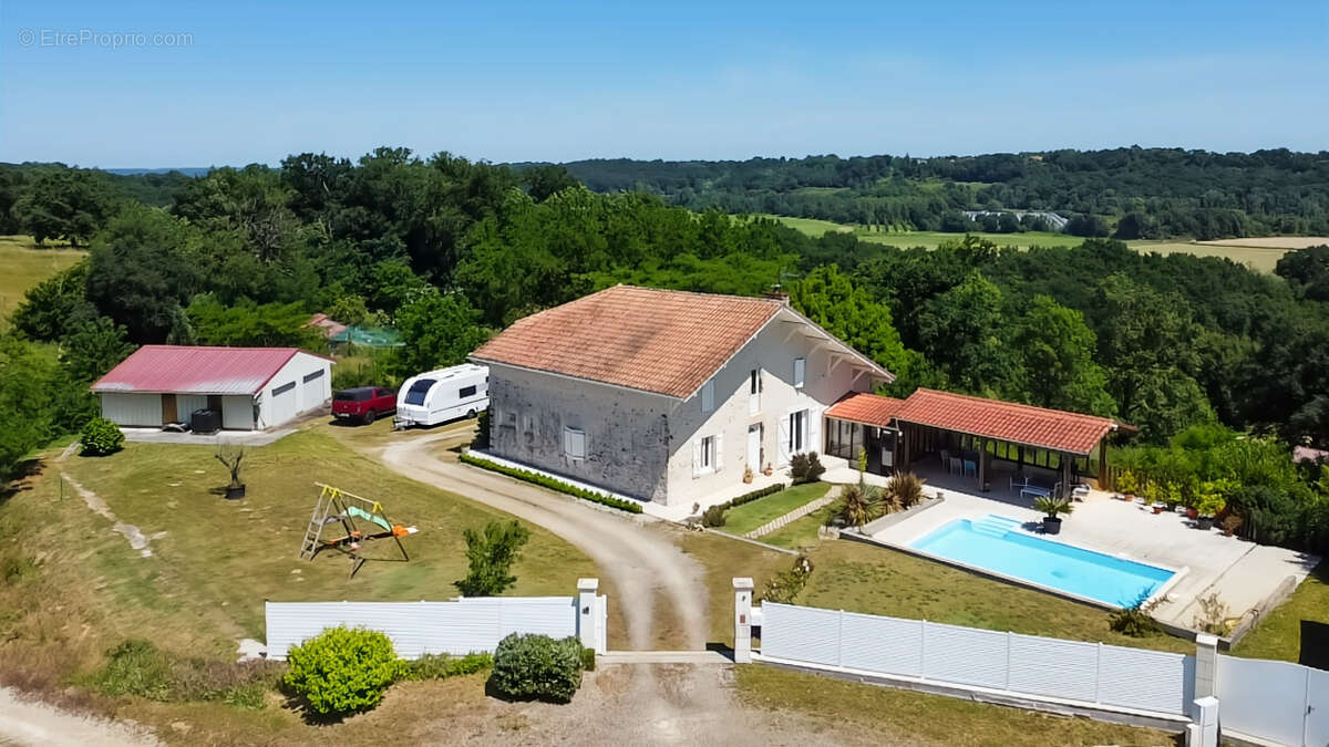 Maison à MONTSOUE