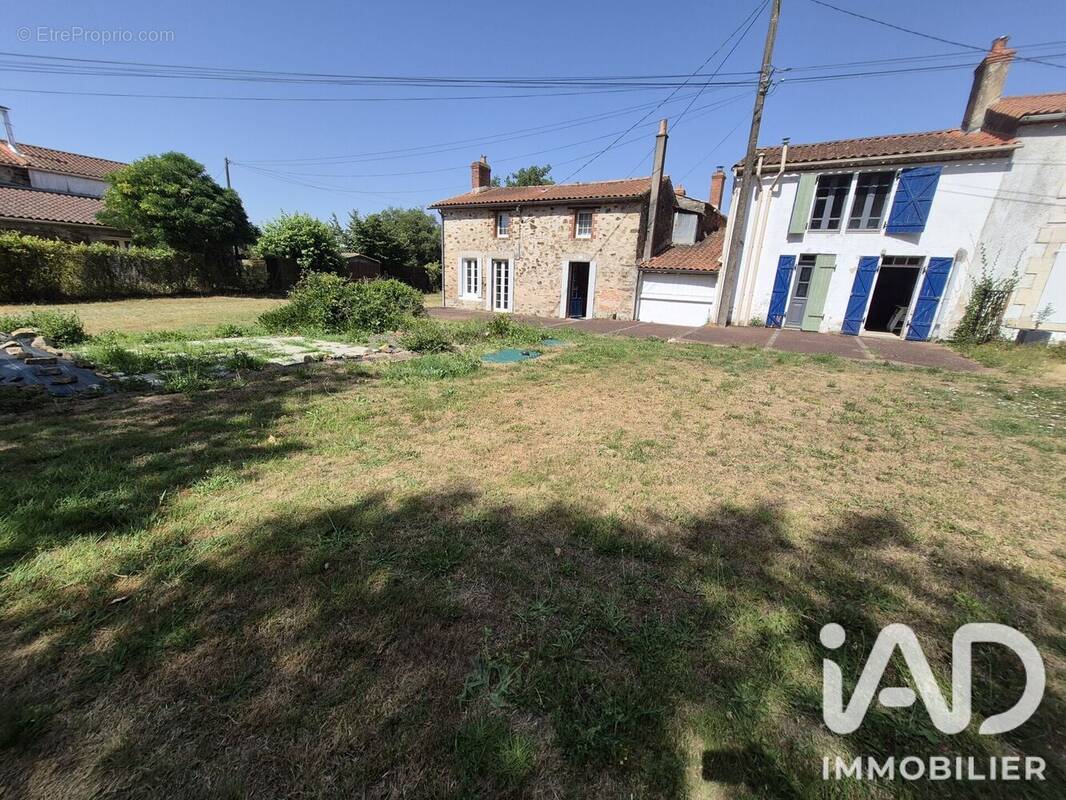 Photo 1 - Maison à SAINT-HILAIRE-LE-VOUHIS