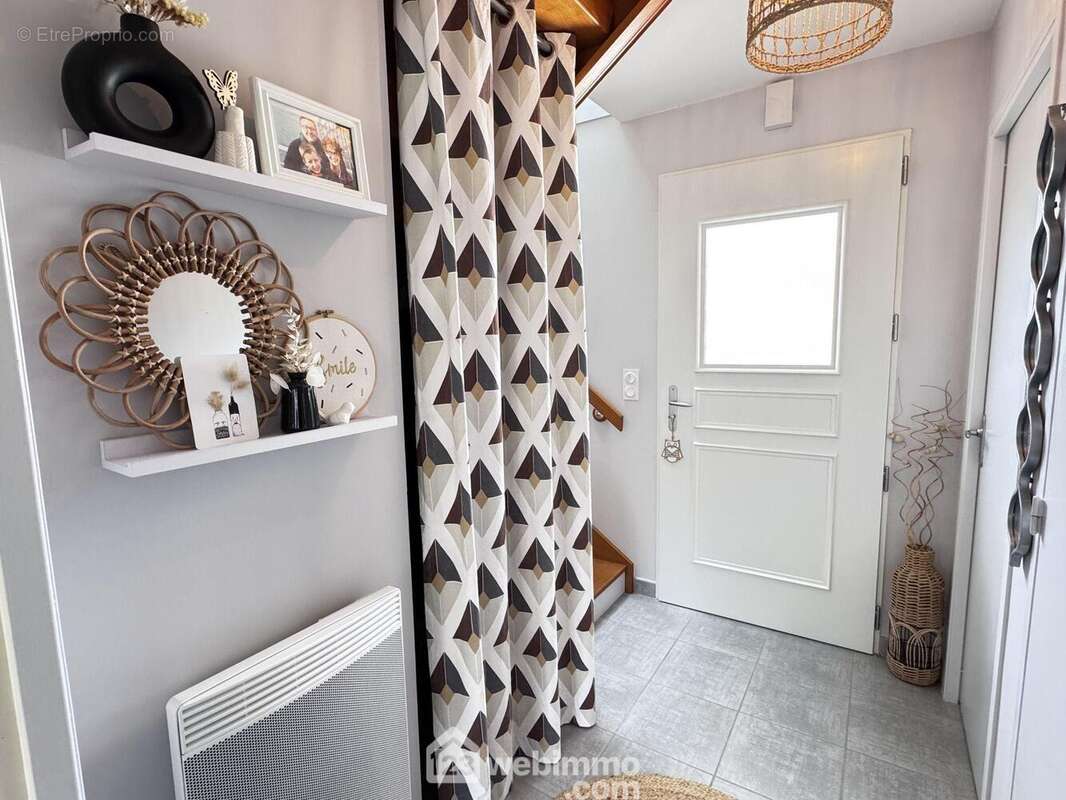 Maison de 94 m² avec entrée indépendante - Maison à LES PONTS-DE-CE