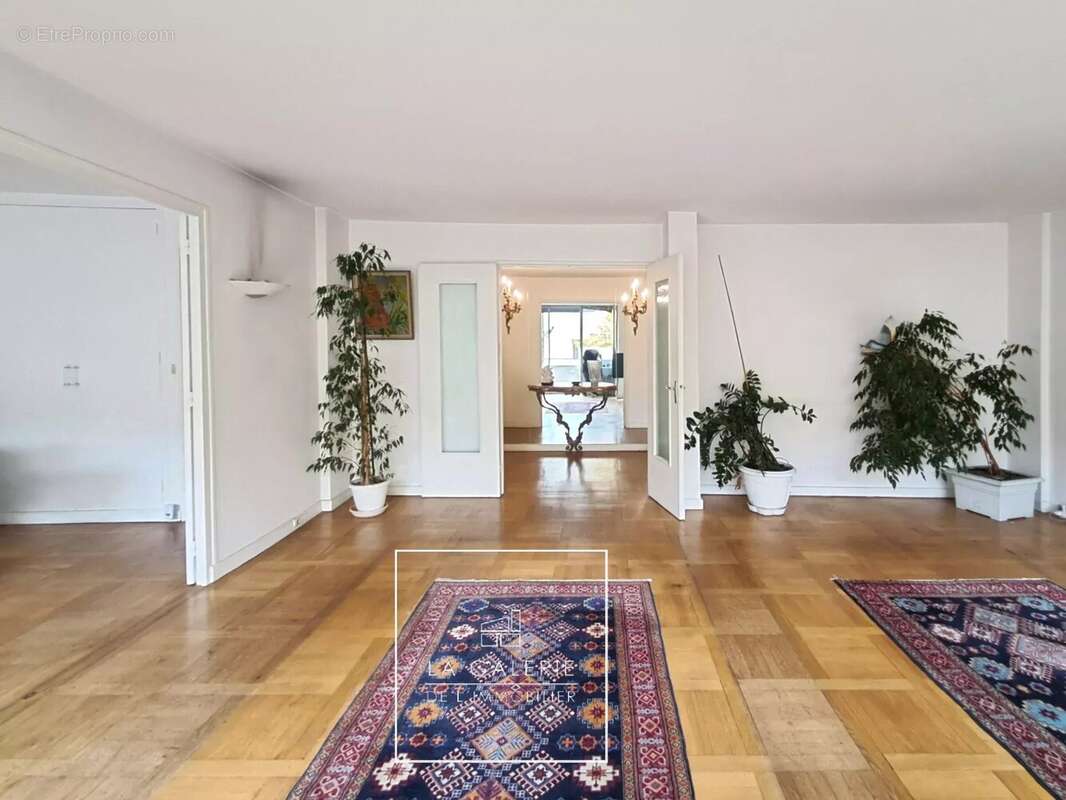 APPARTEMENT A VENDRE T5  La Muette, idéalement situé avec parking et cave. - photo 4