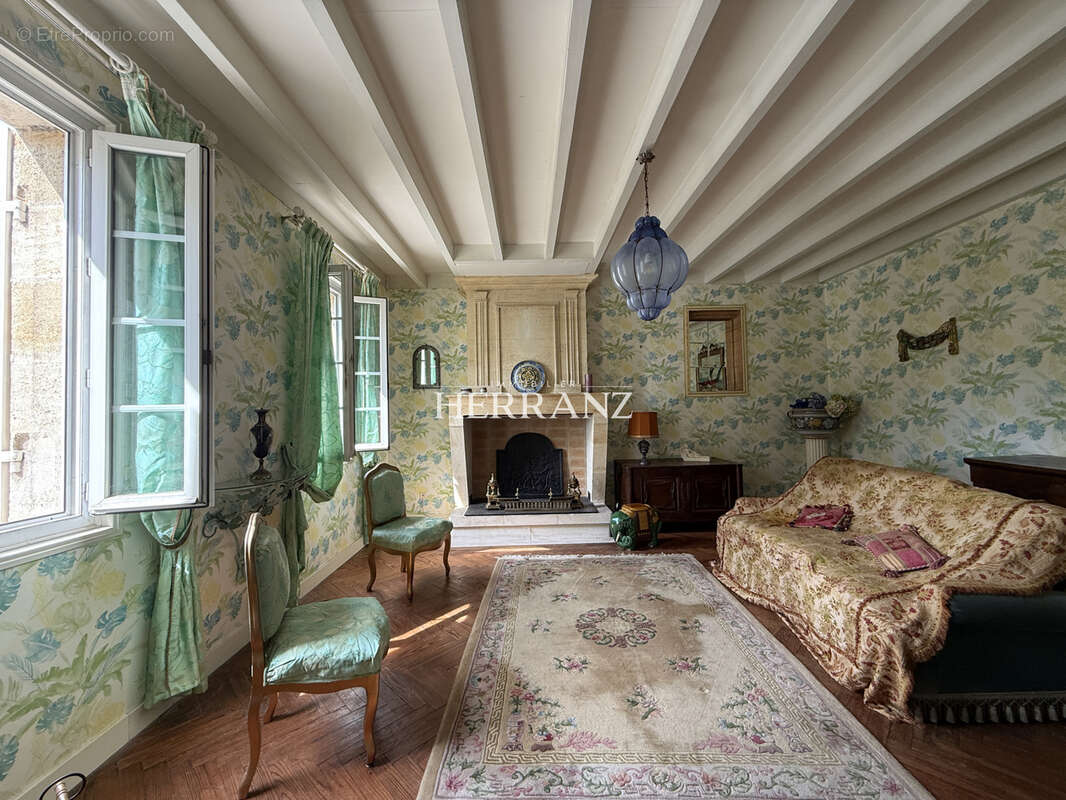 Maison à LES ARTIGUES-DE-LUSSAC
