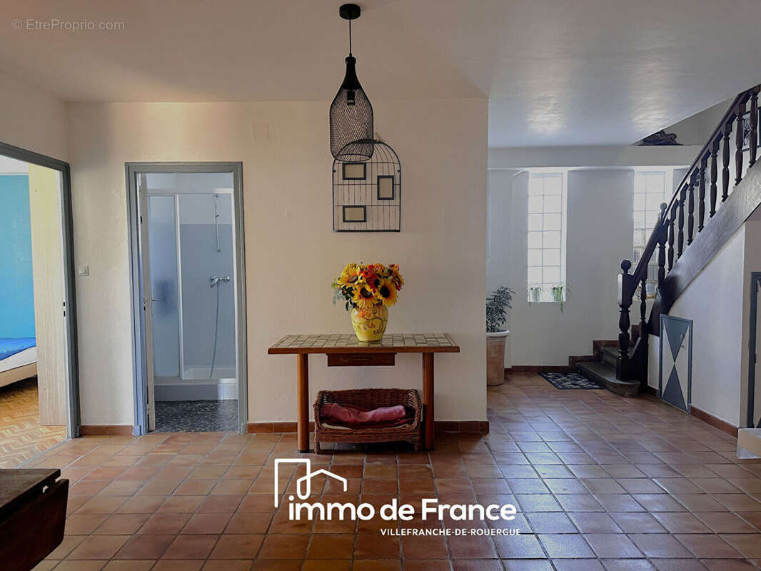 Maison Vailhourles 204 m² habitables, 6 chambres, garage et abri camping-car sur 1075 m² de terrain clos - photo 2