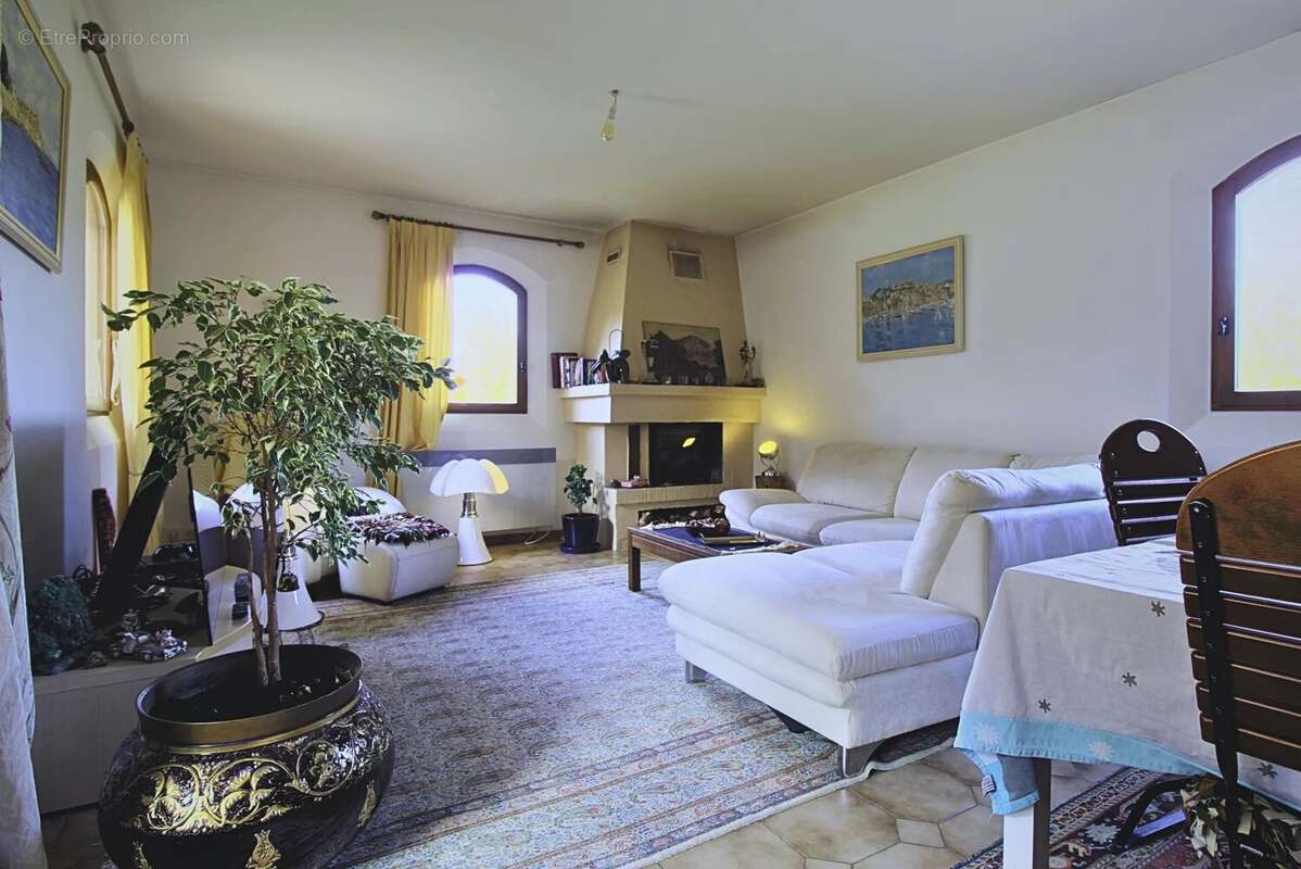 Maison à SAINT-CEZAIRE-SUR-SIAGNE