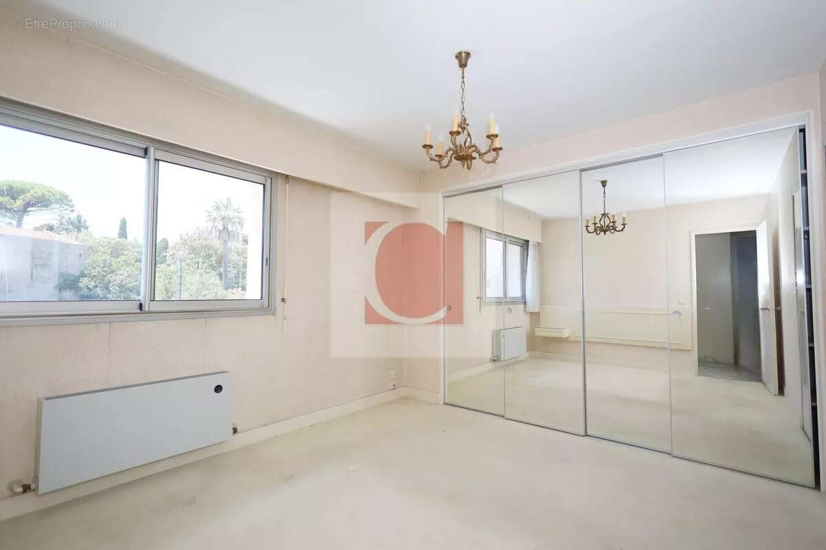 CANNES CARNOT -3 pièces traversant avec terrasse plein SUD,  box et cave – box supplémentaire en sus - photo 8