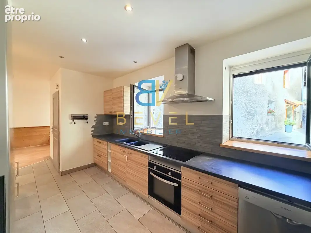 (73) Saint-Julien-Mont-Denis - Centre Village - Rare Appartement T2 bis - Grande chambre - Spacieuse terrasse - photo 12