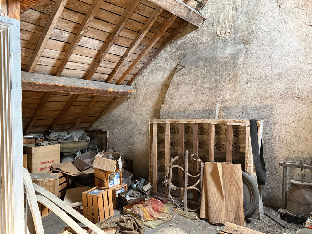 Auv 1227 : Maison de bourg à rénover, jardin, garages et grange - photo 73