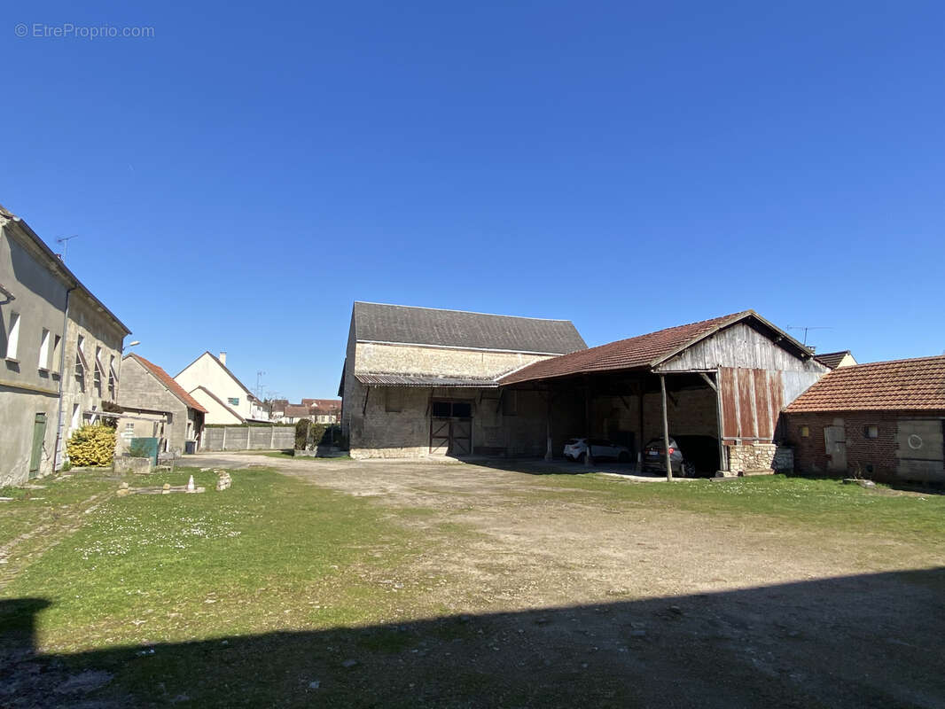 Chambly -ancien corps de ferme a rehabiliter plein centre-ville - photo 4