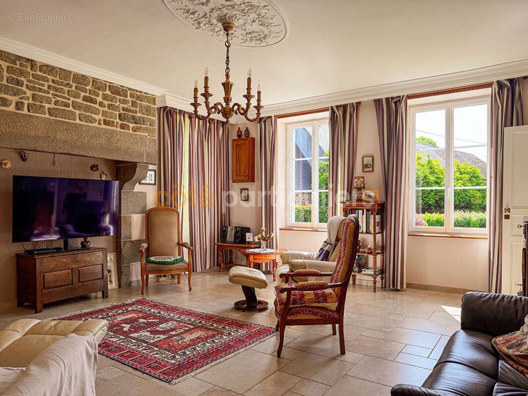 Maison à DOMJEAN