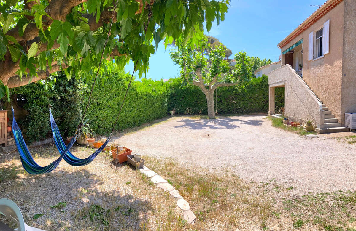 Villa rénovée divisée en 4 appartements à La Ciotat 50 m de la mer - photo 5