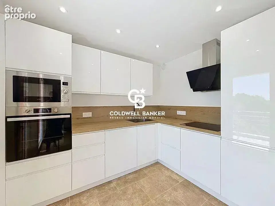 Magnifique appartement T3 rénové avec vue sur le lac – Résidence de standing avec piscine - photo 2