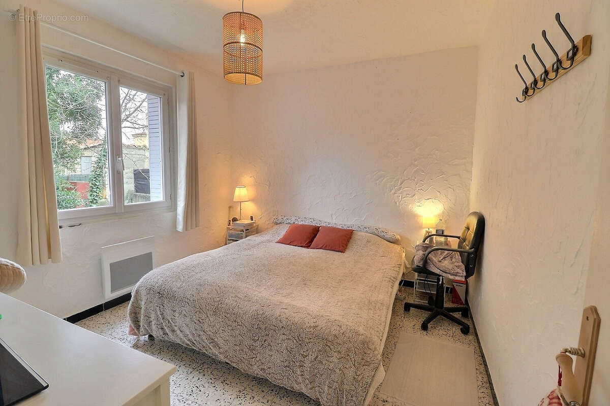 Maison à ENTRAIGUES-SUR-LA-SORGUE