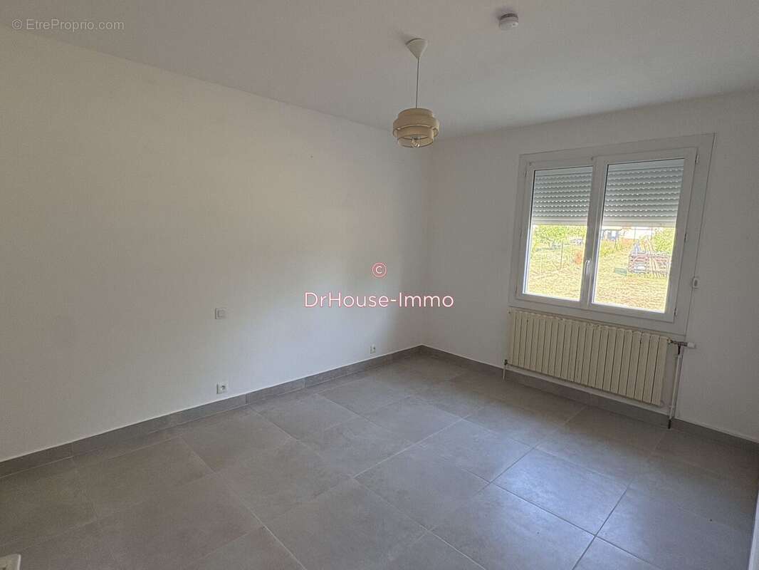 Maison 92 m² à Oyre  - photo 5