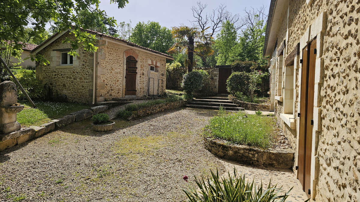 Maison à CREYSSENSAC-ET-PISSOT