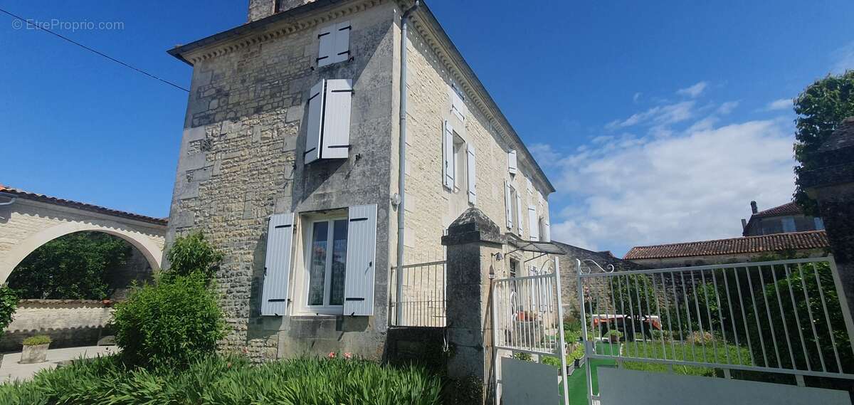Maison à HIERSAC