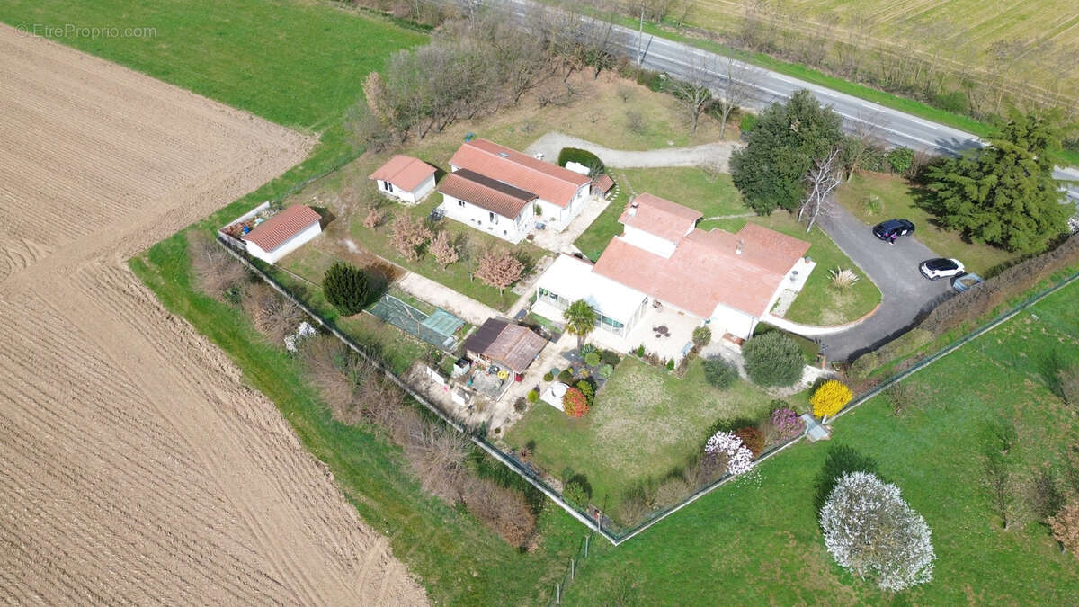 Maison à LAPEYROUSE-MORNAY