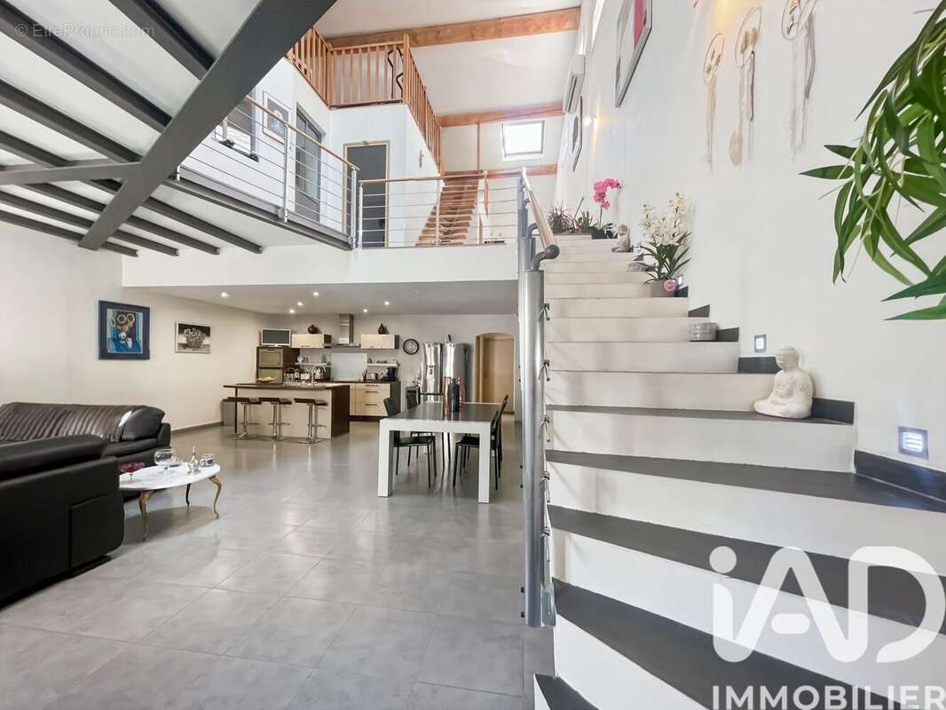 Photo 3 - Maison à LA FARE-LES-OLIVIERS