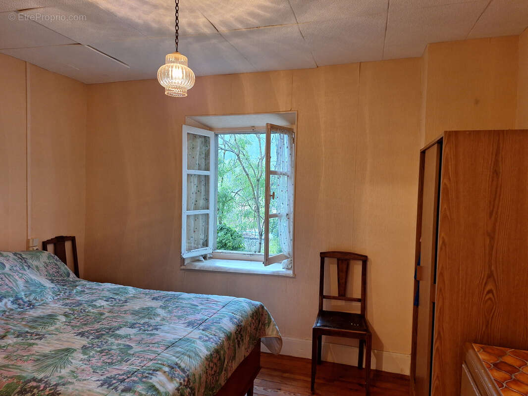 Maison de ville en bord de rivière avec cour, spa et caves - photo 13