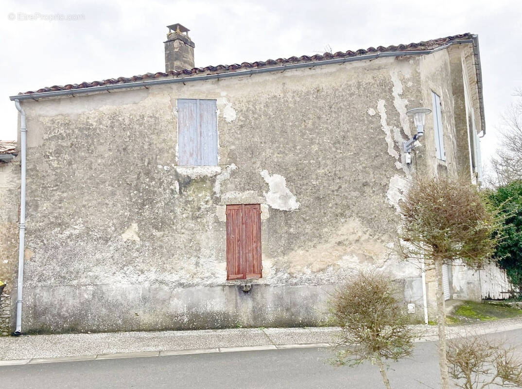 Parking à PUJOLS-SUR-CIRON