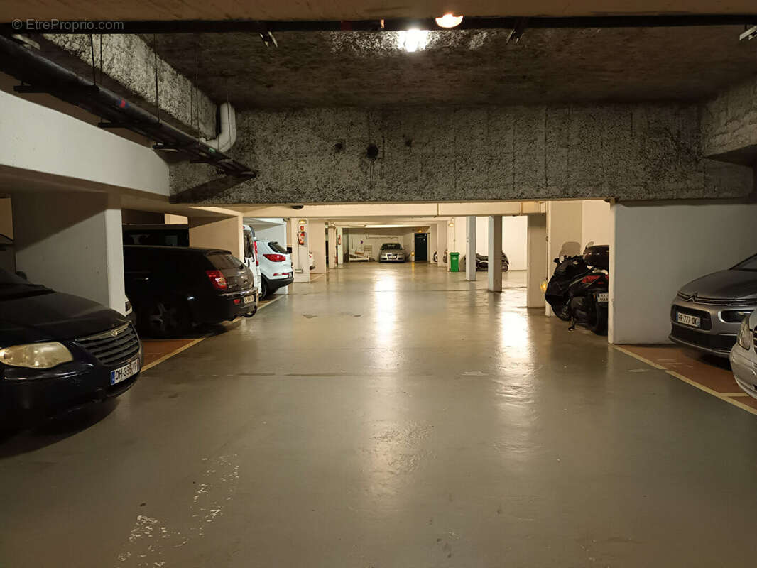 Parking à PARIS-18E