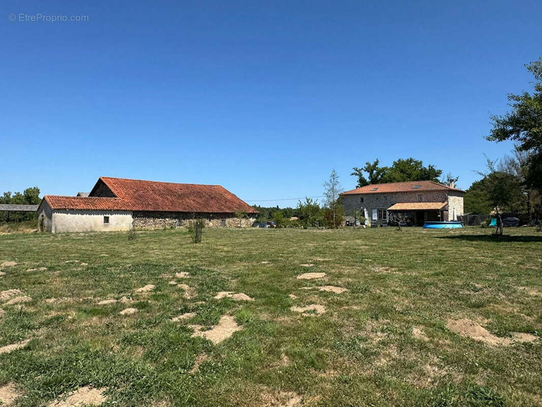 HAUTE VIENNE -  Superbe ferme en pierre entièrement rénovée ? grandes granges et 1,5 hectare de terrain - photo 16