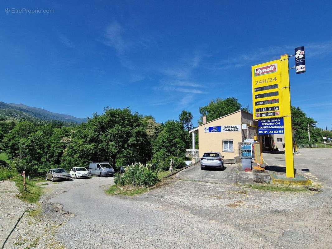 Garage professionel, station essaence et maison d'habitation - photo 12