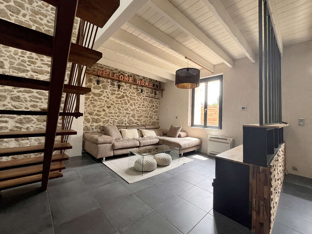 207 m2 au coeur du village avec terrasse et garage - photo 2