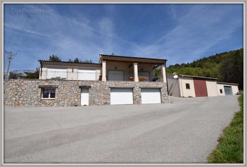 Propriete Peyroules Villa avec piscine intérieure dex hangars forte rentabilité - photo 2