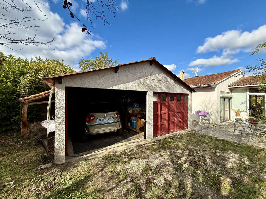 Maison à SAINTE-FOY-DE-PEYROLIERES