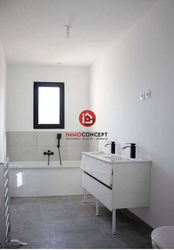 Maison à SAINT-JULIEN-DE-PEYROLAS