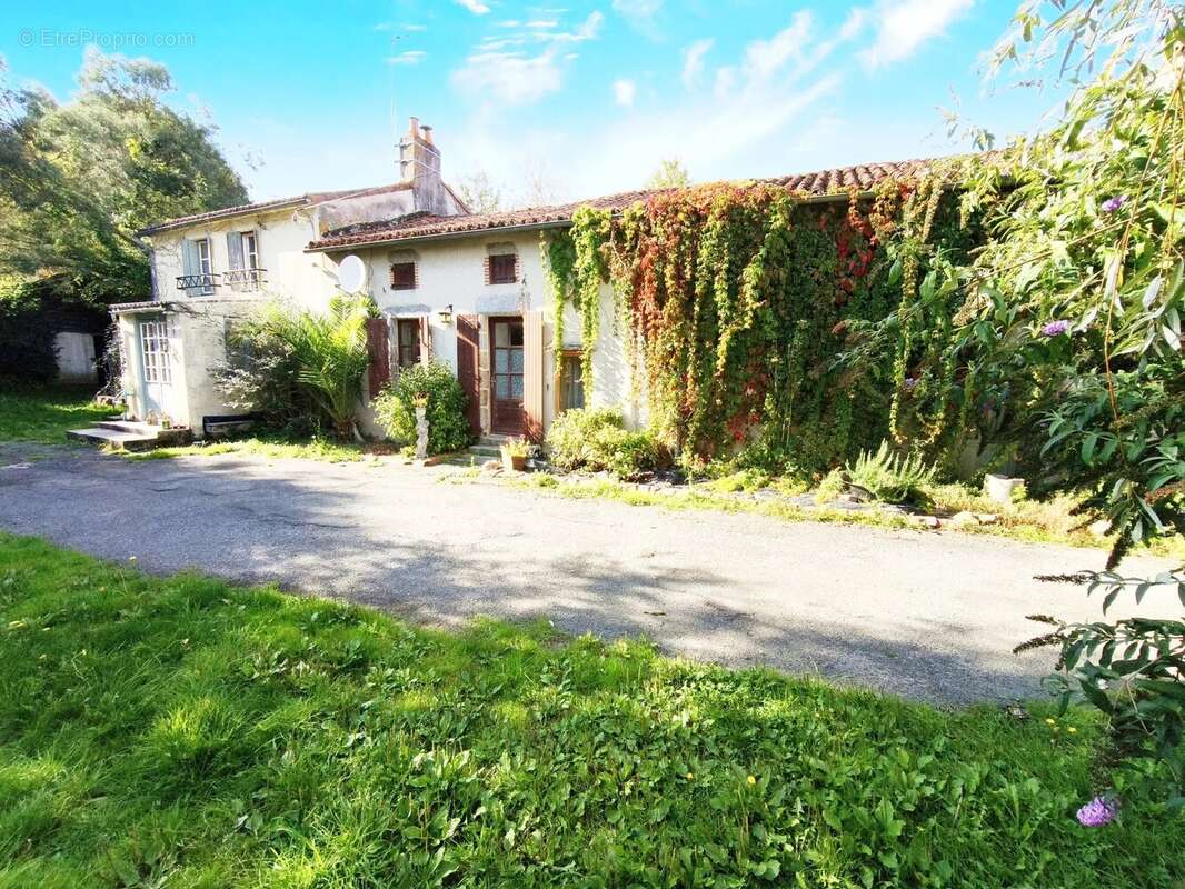 Charmante maison semi-mitoyenne avec granges, verger et plus de 5 000 m² de terrain - photo 5