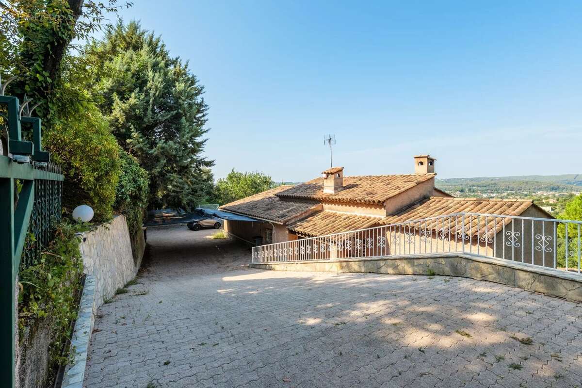 À vendre – Spacieuse villa familiale avec piscine à Saint-Paul de Vence - photo 28