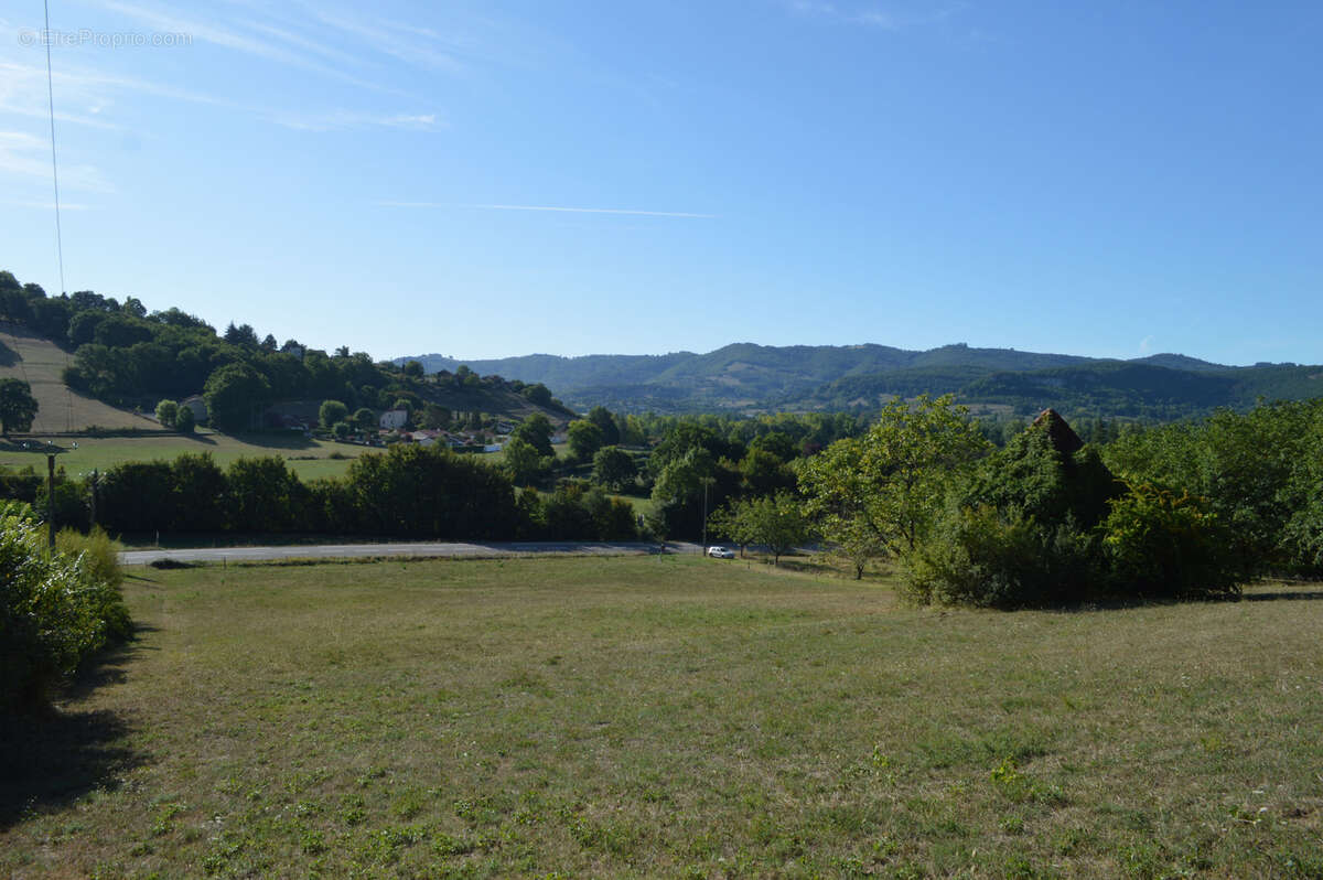 Terrain à SAINT-JEAN-LESPINASSE